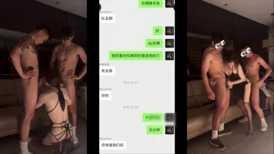 饥渴御姐找了两个白袜小鲜肉体育生对着人家的肌肉目不暇接