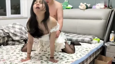 眼鏡新婚小少婦長得斯文和老公床上玩的很花 直接舔腳黑絲跪爬被