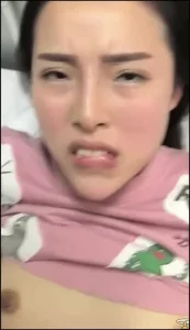 露脸操36岁已婚女同事，出轨操逼才是最爽的，我厉害还是你老公厉害